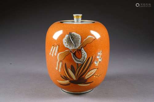 Vase couvert aux orchidées (1936). Porcelaine à émail orange, gris et or, craquelée. Marque et numéros.<br/>Hauteur: 24 cm.