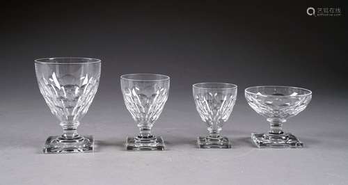 Service de verres Art Déco, pour douze personnes. Il présente douze verres à eau, douze coupes à champagne, douze grands verres à vin et douze petits verres à vin. Cristal incolore taillé de côtes plates. Pied biseauté. Au total: quarante-huit pièces.