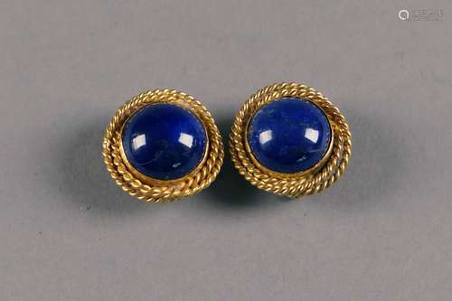 Paire de Boutons de Manchette. Sertis de cabochons en lapis-lazuli rehaussés de torsades. Monture en or jaune 18 carats.<br/>Poids: 12,6 g.