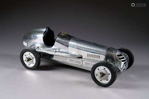 Maquette. Voiture de course monoplace, des années 30, au capot mobile. Aluminium, laiton, caoutchouc et cuir.<br/>Longueur: 52 cm.