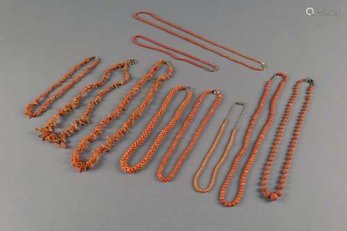 Lot de dix colliers en corail.<br/>Poids: 234 g.