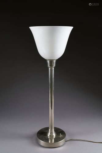 Lampe de table Art Déco. Réflecteur tulipé en verre opalin blanc. Métal poli.<br/>Hauteur: 76,5 cm.