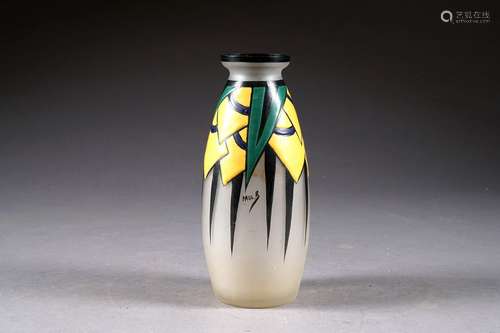 Vase Art Déco, de forme fuselée, décoré de motifs stylisés à l'émail jaune, vert et noir. Edité par Gobena. Vers 1925.<br/>Signé Paul B.<br/>Hauteur: 21 cm. Condition: Pas d'accident ni de restauration.