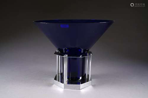 Grande coupe tulipée, en verre bleu cobalt, portée par une monture en métal chromé.<br/>Signée.<br/>Hauteur: 32 cm.<br/>Diamètre: 39 cm. Condition: Très petits éclats à la lèvre supérieure.