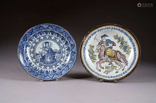 Deux Plats ronds. L'un décoré d'un joueur de tambour à cheval, l'autre d'un personnage près d'un pont. Faïence polychrome et à émail bleu. Marques indéterminées. XIXe siècle.<br/>Diamètre: 28,5 cm. (Eclats, égrenures et usures).