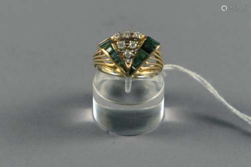 Bague de Dame. Stylisant un V, sertie de six diamants taille brillant (env. 0 carat 30) et agrémentée de tourmalines vertes. Monture en or jaune 18 carats.<br/>Poids: 9 g. Taille: 57.