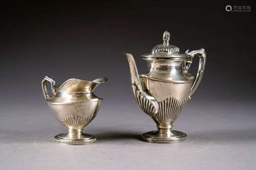 Théière et Pot à Lait de style George III. Sur piédouche à corps godronné. Argent. Poinçon 800/000.<br/>Poids total: 440 g.