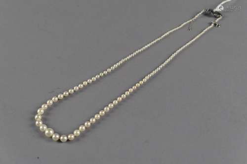 Collier de Perles fines en chute. Fermoir, en or blanc 18 carats, serti d'un diamant taille brillant et agrémenté de huit diamants taille 8/8 (env. 0 carat 10 au total).<br/>Longueur: 47 cm.