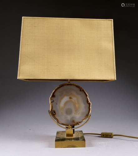 Lampe de Table à double lumière. Pied en laiton agrémenté d'une géode rétroéclairée. Vers 1970.<br/>Hauteur: 50 cm.