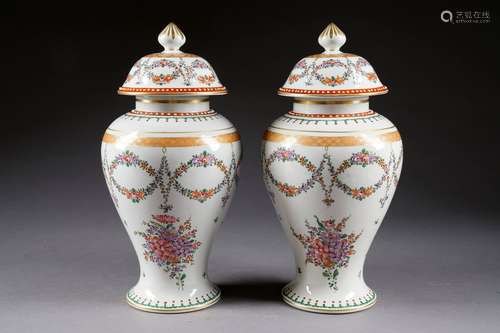 Paire de vases couverts. Ornementation à motifs de bouquets et de guirlandes de fleurs dans le style de la Compagnie des Indes. Marques. Paris. XIXe/XXe siècle.<br/>Hauteur: 39 cm. Condition: Pas d'accident ni de restauration.