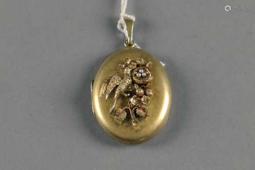 Médaillon Porte-photo ancien. Appliqué d'un motif représentant un oiseau et son nid renfermant trois oeufs en perles fines. Monture en or rose doublé d'or fin.<br/>Poids: 11,9 g.