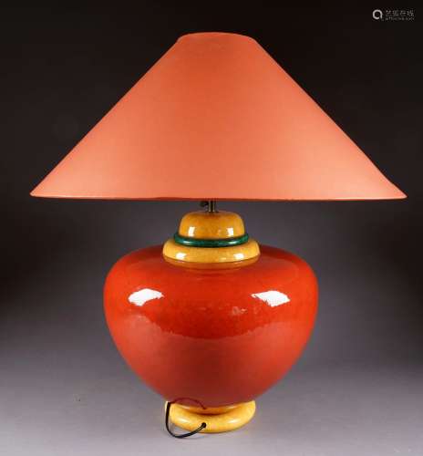 Grande Lampe de Salon. Céramique à émail rouge, orange et vert.<br/>Hauteur: 80 cm.