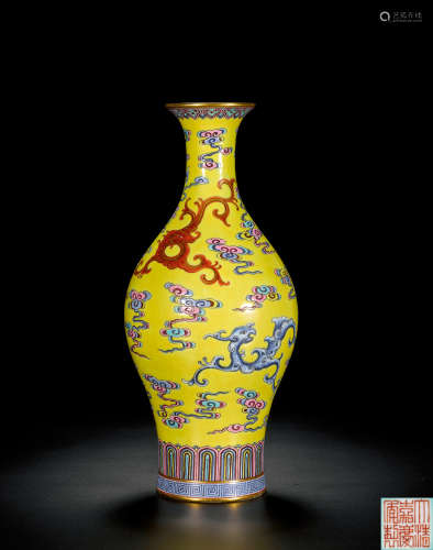 清嘉庆 黄釉螭龙纹橄榄瓶