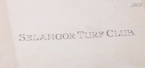 Engels 2e gehalte zilveren cabaret op pootjes met inscriptie Selangor Turf Club, h.3 x b.25,5 x d.25,5 cm.,  totaalgewicht 763 gr.