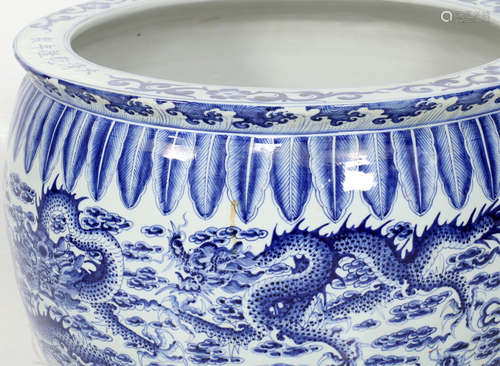 Blauw/wit Chinees porseleinen cachepot, 20e eeuw, h.50 x diam. 45 cm.