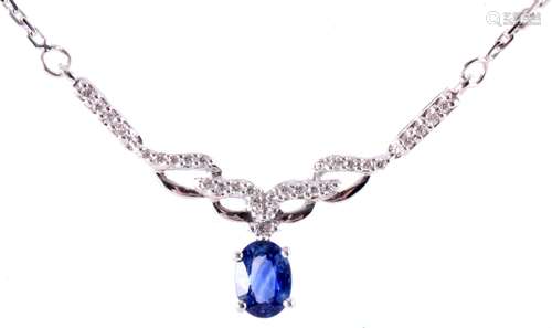 18 Kt. witgouden collier bezet met saffier en 29 briljant geslepen diamanten, kleur: Top Wit, kwaliteit: Vs, lengte 42 cm., gewicht 4,7 gram, nieuwwaarde 2250,00