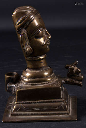 Bronzen buste van Bhairava rustend op voetstuk, Maharastra, India, 20e eeuw, h.12 cm.