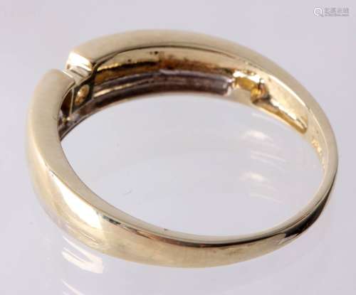 14 Kt. bicolor gouden ring bezet met 1 briljant geslepen diamant, 0,04 ct. kleur: wit, kwaliteit: piqué 1, 2,7 gram, ringmaat 18,25, nieuwwaarde 450,00