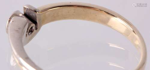 14 Kt. bicolor gouden ring bezet met 1 briljant geslepen diamant, 0.10 ct., kleur: wit + kwaliteit: Vs, 3,1 gram, ringmaat 17,25, nieuwwaarde 675,00