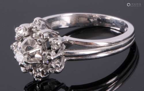 14 Kt. witgouden entourage ring bezet met diamant, totaal circa 0,26 ct., ringmaat 15 (47)