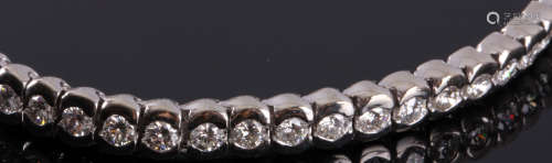 18 Kt.  witgouden tennisarmband bezet met 56 briljant geslepen diamanten, 4.35 ct., kleur Topwit + kwaliteit VVs, 24.2 gram, 19 cm. lang, winkelwaarde 15.500,00
