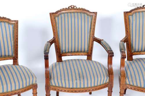 Set van 4 notenhouten stoelen met blauwe streepstof bekleed waarvan 2 met armleuningen