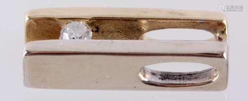 14 Kt. bicolor gouden hanger bezet met 1 briljant geslepen diamant, 0,03 ct., kleur: wit + kwaliteit: Vs, 4 x 13 mm., 1,1 gram, 325,00