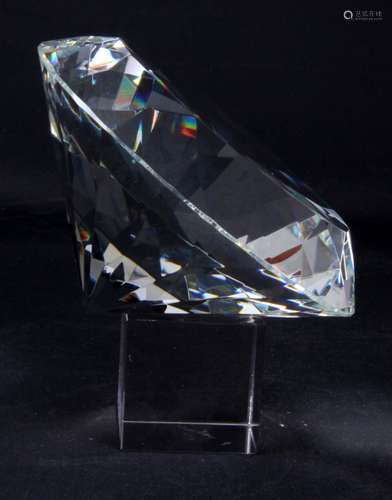 Kristallen tafelstuk van een diamant op statief, h.16 x diam.16 cm.