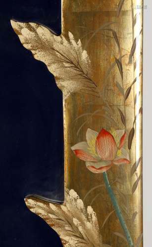 Spiegel in een met vogels en bloemen gedecoreeerde Chinees lakwerk lijst, h.100 x b.76 cm.