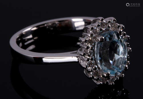 14 Kt. witgouden entourage ring bezet met een blauwe topaas totaal circa 1,45 ct., en 14 briljant geslepen diamanten totaal circa 0,30 ct., ringmaat 16,5 (52)