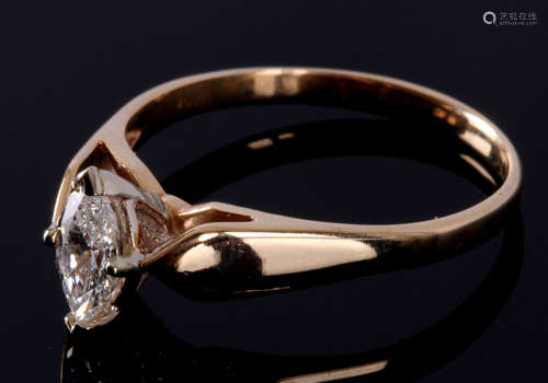 14 Kt. geelgouden ring bezet met markies geslepen diamant, ca. 0.5 ct.