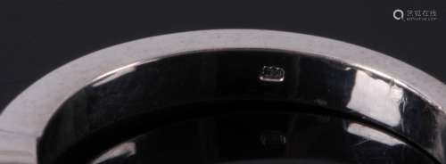 Platina ring bezet met 3 briljant geslepen diamanten, 0,45 ct. en 2 baquette geslepen diamanten, 0,16 ct., G-VVS, 5,1 gr.