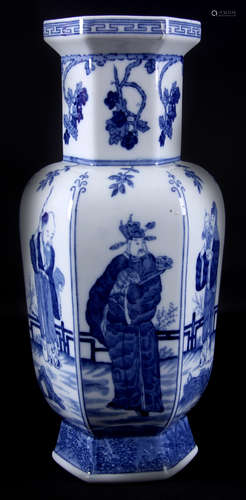 Kutani vaas, Japan, 20e eeuw, 23 cm. en een blauw/wit porseleinen vaas met decor van 6 panelen Chinese figuren, 20e eeuw