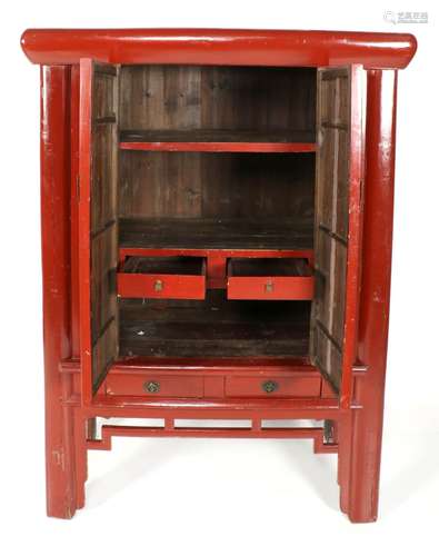 Rood gelakte Chinese 2-deurs kast met 2 laden in de onderkant en koperen vlinderdecoratie als slot, h.180 x b.120 x d.55 cm.