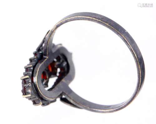 Vergulde zilveren ring bezet met granaat, rm 19,5