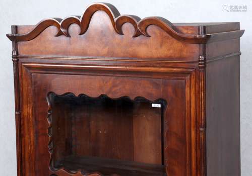 Antieke mahoniehouten Biedermeier beglaasde 1-deurs kast met lade, h.162 x b.81 x d.39 cm.