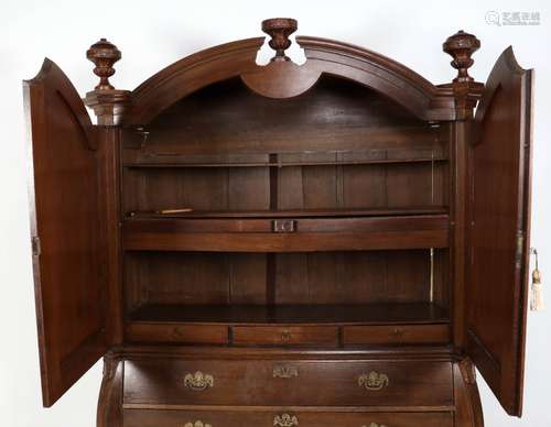 Antiek gebogen eikenhouten kabinet, Holland ca.1810, h.223 x b.173 x d.60 cm.