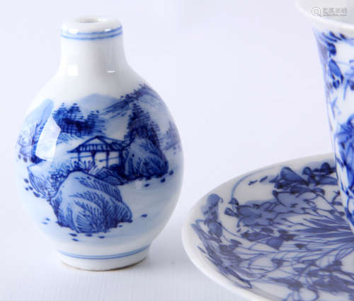 Blauw/wit porseleinen kop en schotel en blauw/wit porseleinen snuifflesjes met decor van landschap, Japan 20e eeuw