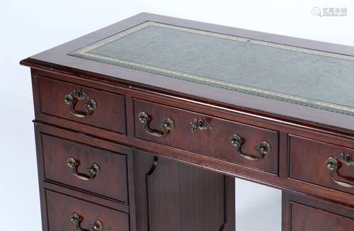 Mahoniehouten met groen leder afgedekt Engels bureau, h.79 x b.109 x d.49 cm.