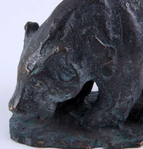 Groen gepatineerde bronzen sculptuur van een beer, h.8 cm.