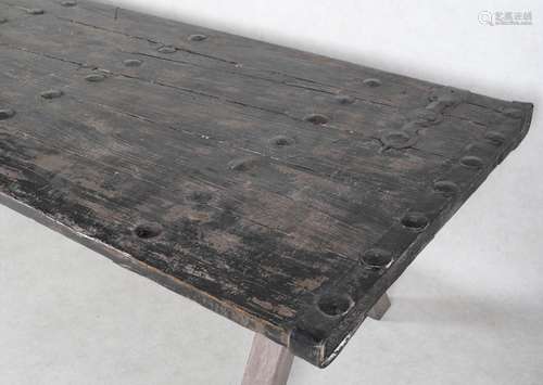 Deels zwart en grijs gelakte eetkamertafel vervaardigd van een antieke poortdeur rustend op metalen onderstel, h.80 x b.103 x L.268 cm.