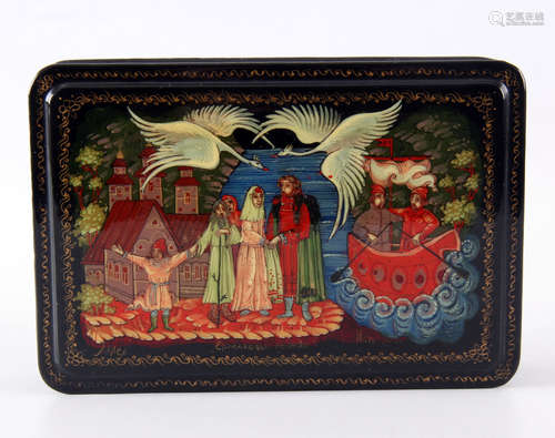 Originele Russische lakdoos met beschildering van personen, dieren en gebouwen, h.4 x b.16 x d11 cm.