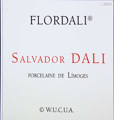 Salvador Dali, Pamplemousse érotique, grand plat en porcelaine fine de limoges, Atelier Royal Limoges, motif réalisé à la main. Bordure jaune impérial signé dans le motif. Diamètre 35 cm., environ 5 cm. de profondeur, catalogue raisonné Field 69-11/Michler 1 Lopsinger #352 and Sahli#176. Euvre réalisée avec l'autorisation de Dali par JP Schneider/Wucua, excellent état dans son état d'origine