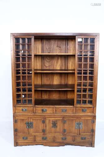 Oude Chinese apothekerskast met 8 laden, 4 deuren en een klapluikje in de onderkast, bovenkast met beglaasde verschuifbare deuren, h.205 x b.150 x d.50 cm.