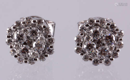18 Kt. witgouden oorstekers bezet met 42 briljant geslepen diamanten, 0.65 ct., 2.5 gram, winkelwaarde 2250,00
