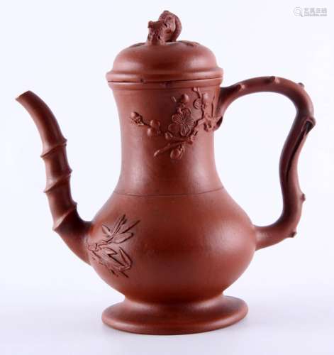 宜兴酒壶，康熙年间（1662 - 1722年），来自荷兰私人收藏，高18,5厘米。 （壶嘴经过修复）
