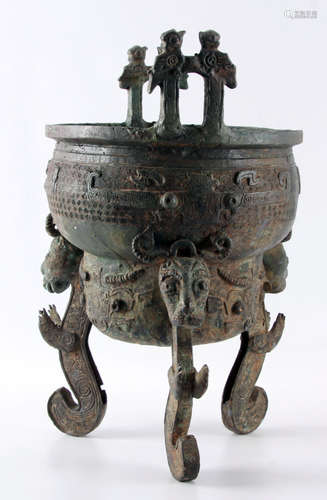 Oude bronzen Chinese pot met oren, 20e eeuw, h.42 x b.27 cm.