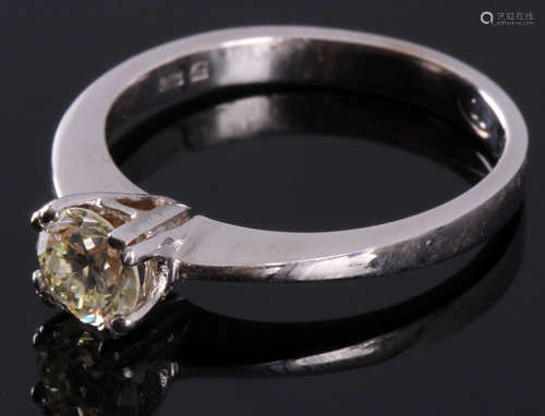 18 Kt. witgouden solitairring bezet met 1 briljant geslepen diamant 0,65 ct., kleur: I + kwaliteit VVs, 3,1 gram, ringmaat 16,75, winkelwaarde 4950,00