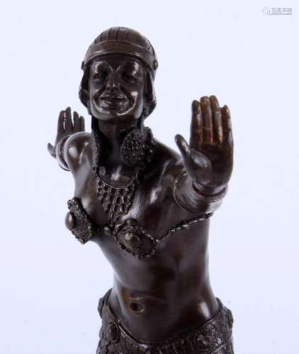 Bronzen sculptuur van een vrouw naar Chiparus, h.49 cm.