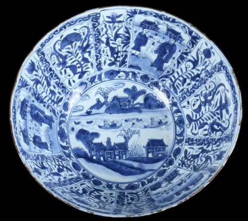 大型蓝白相间中国出口瓷碗，明朝万历年间（1573 - 1619年），装饰着风景和人物，高15.5厘米，直径36厘米。